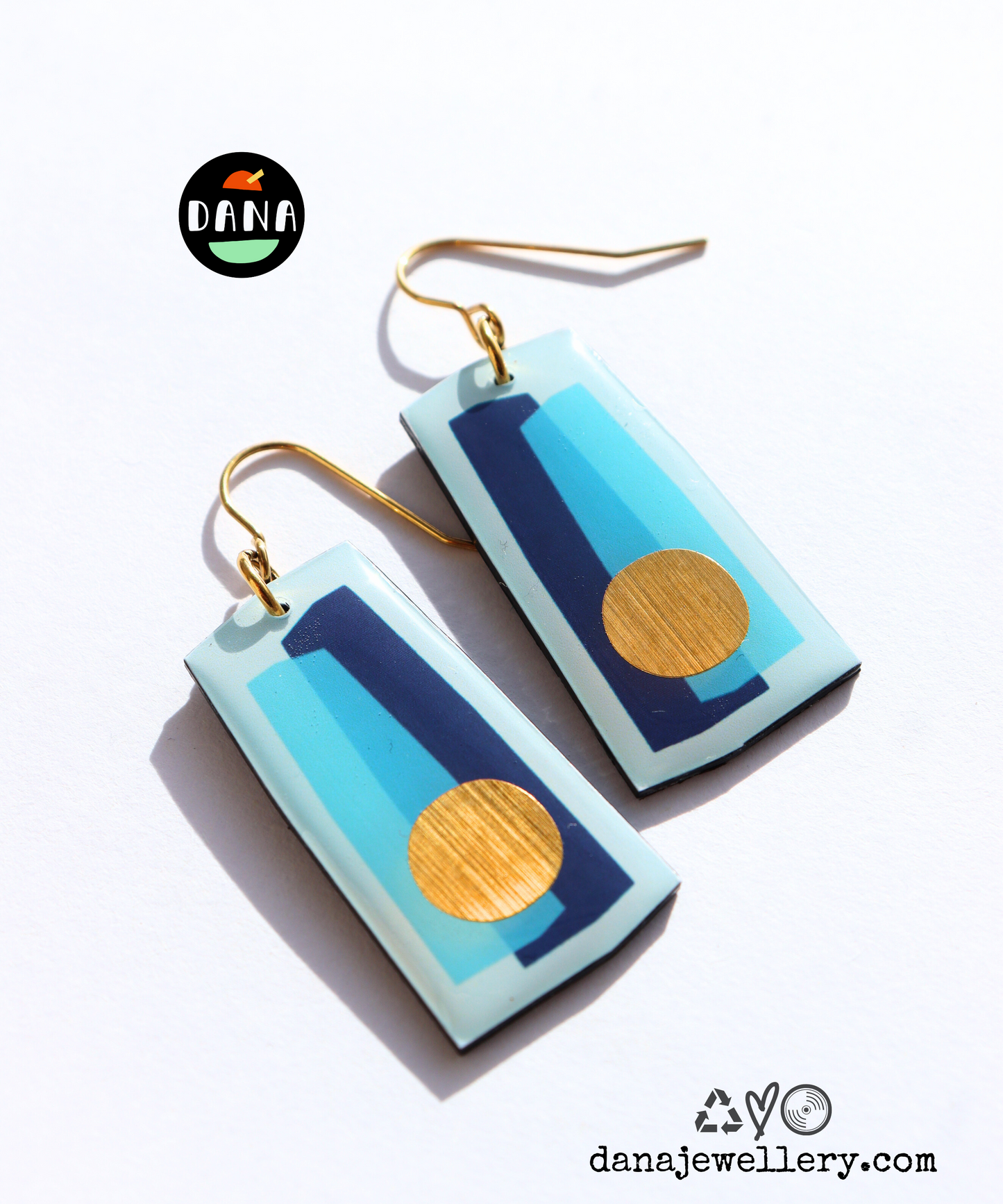 GILLI NO.1 In shades of blue and a pop of gold