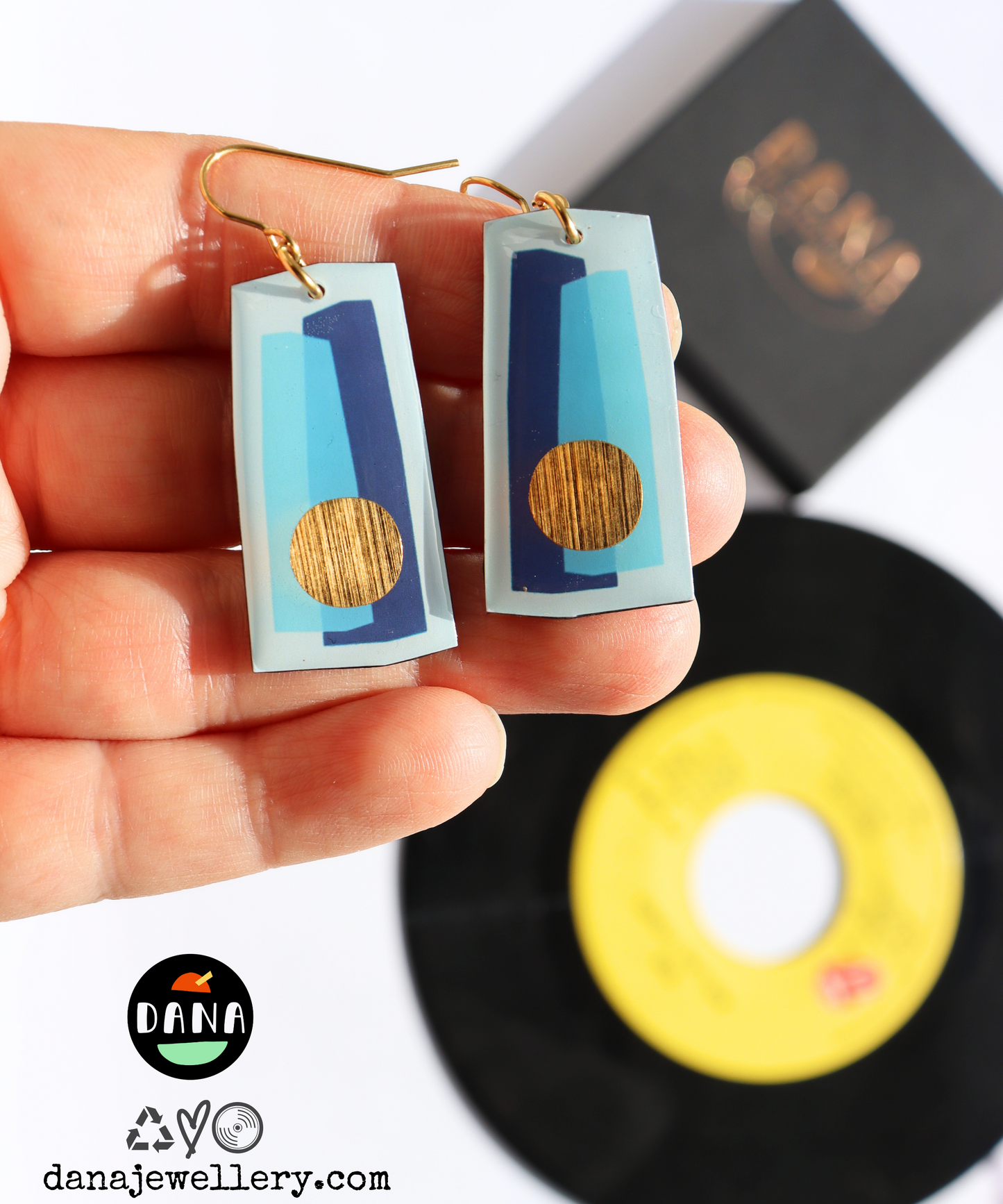 GILLI NO.1 In shades of blue and a pop of gold