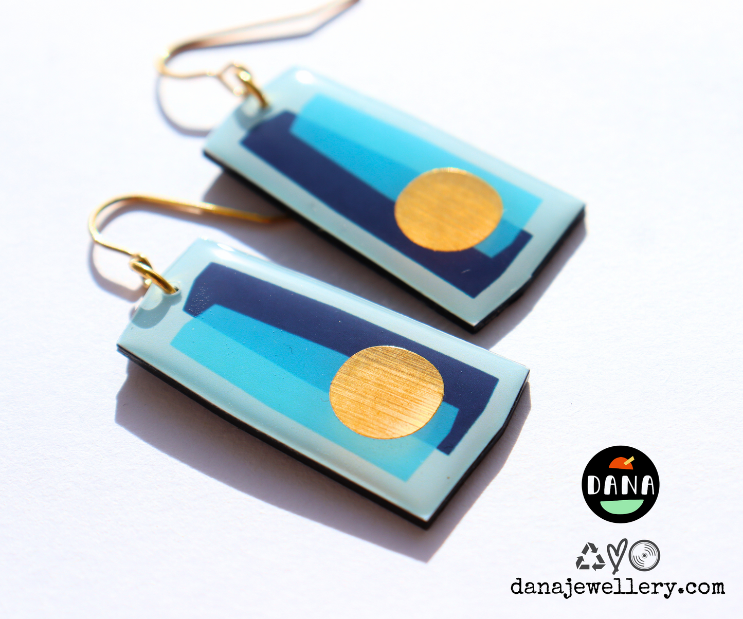 GILLI NO.1 In shades of blue and a pop of gold