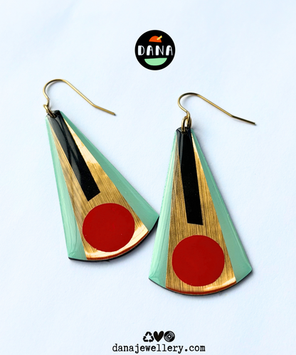 VERA in mint green, gold, red, black