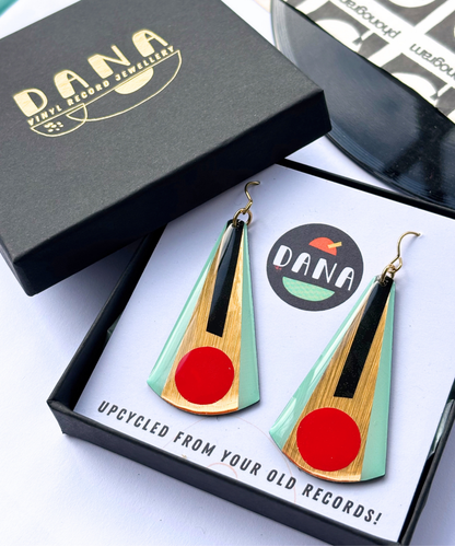 VERA in mint green, gold, red, black